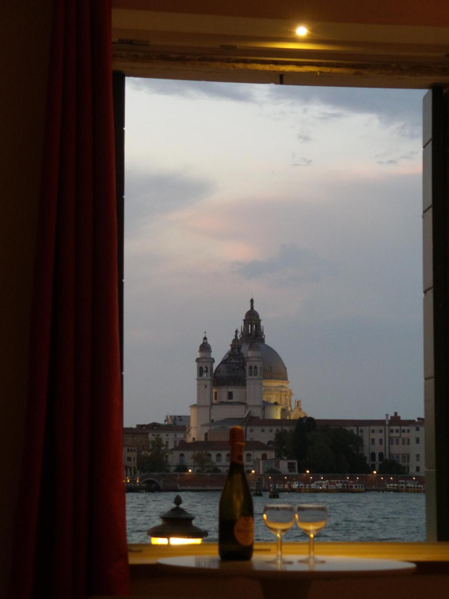 3 Windows On St Mark - Waterfront Apartment Venecia Exterior foto