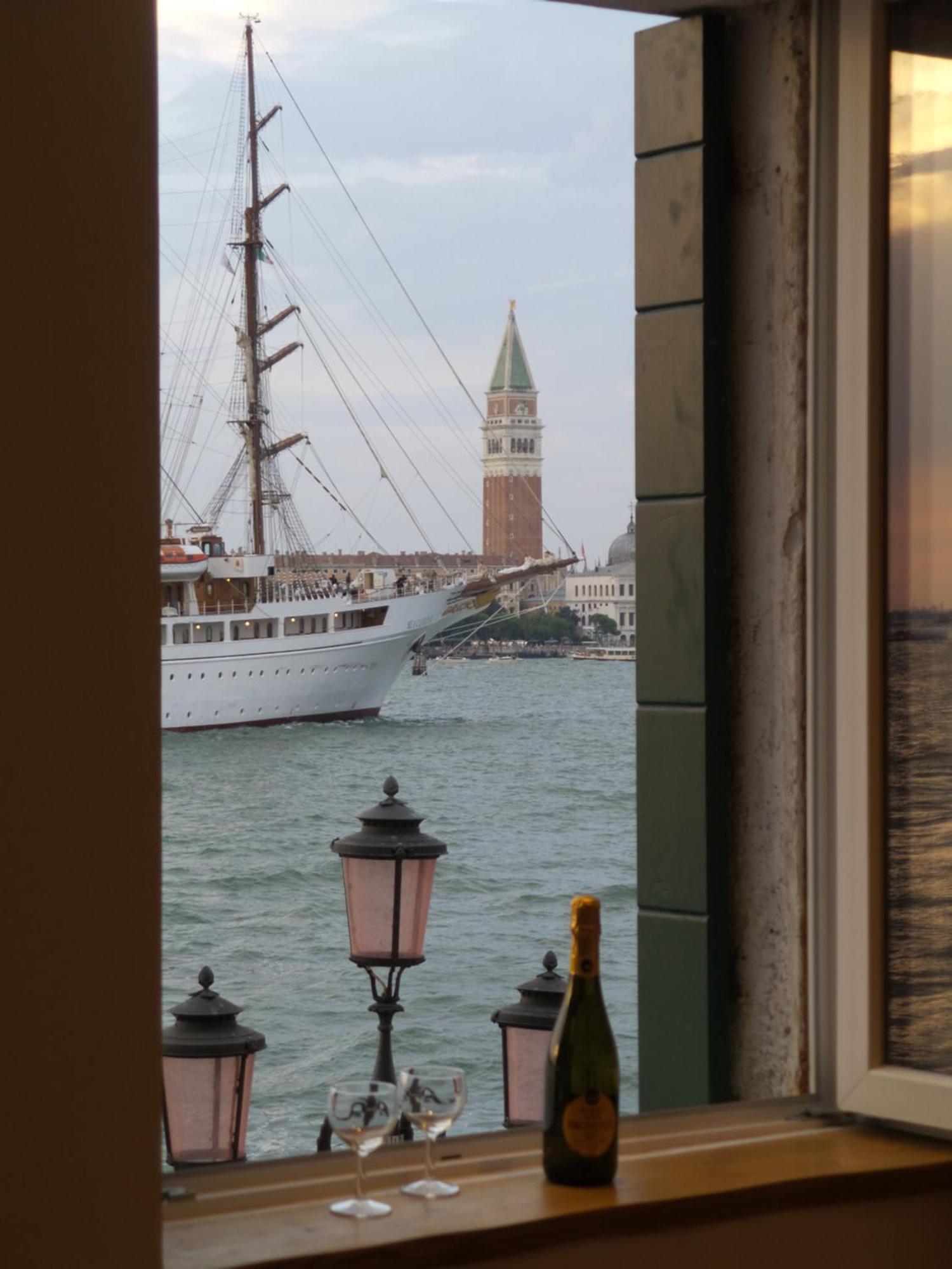 3 Windows On St Mark - Waterfront Apartment Venecia Exterior foto